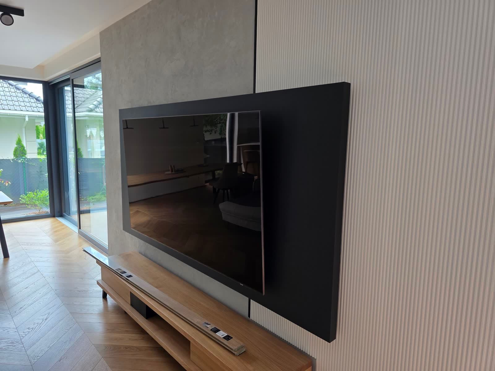 Ozdobna ściana telewizyjna po wykończeniu